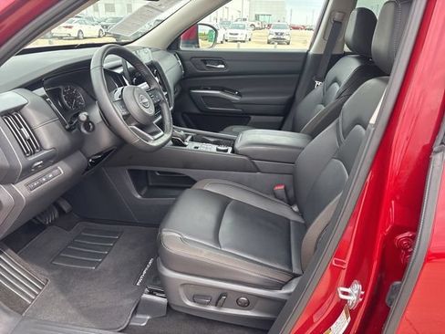 Used 2025 Nissan Pathfinder SL AWD/4WD image 15