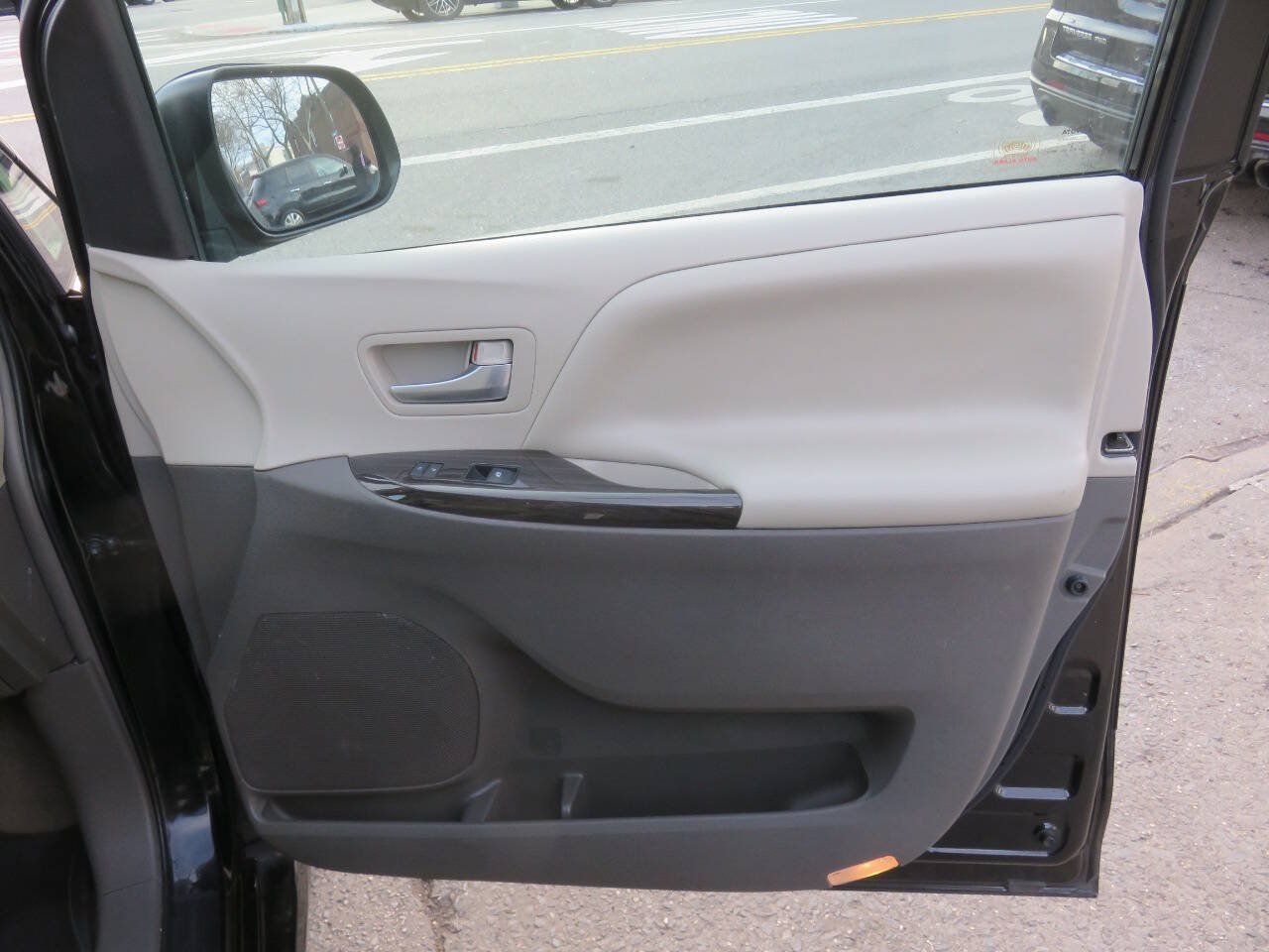 Used 2019 Toyota Sienna XLE FWD image 25