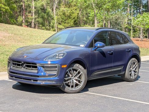 Certified 2025 Porsche Macan image 1