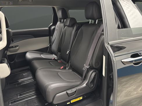 Used 2024 Kia Carnival LX FWD image 22