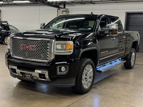 Used 2016 GMC Sierra 2500 Denali w/ Duramax Plus Package AWD/4WD image 3