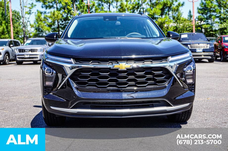 Used 2025 Chevrolet Trax LT FWD image 9