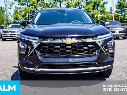 Used 2025 Chevrolet Trax LT FWD image 9