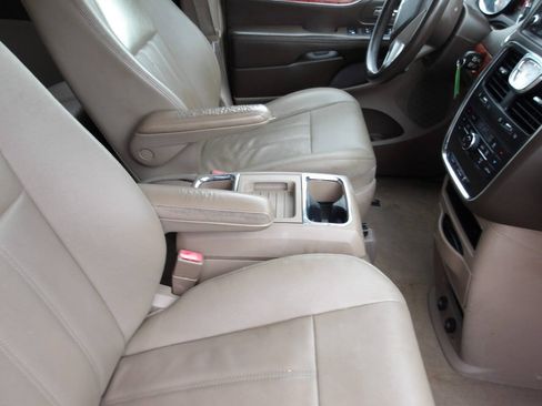 Used 2015 Chrysler Town & Country Touring FWD image 18