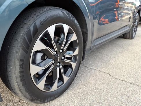 Used 2024 Kia Carnival EX image 10