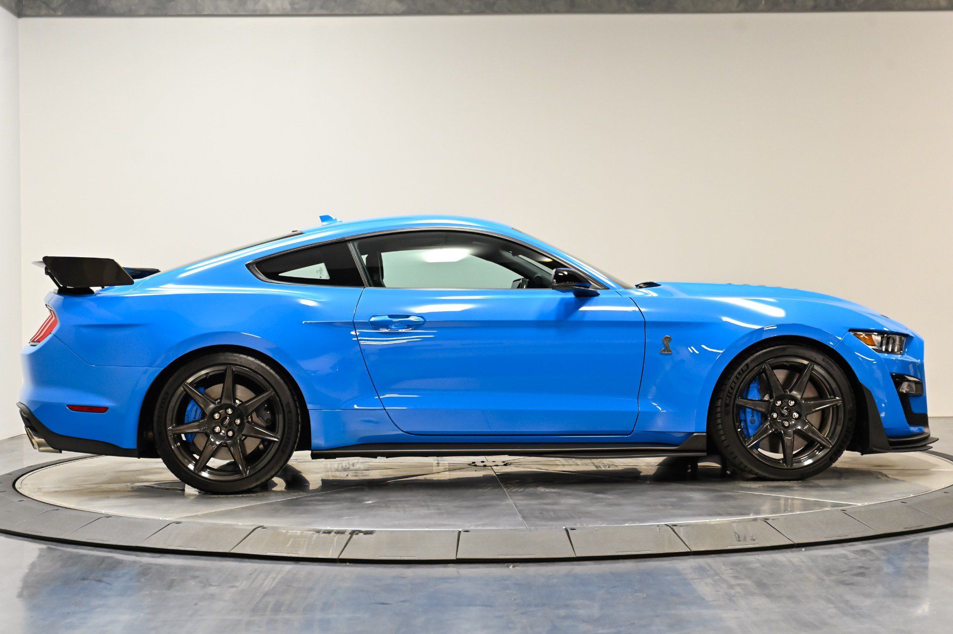 Used 2022 Ford Mustang Shelby GT500 w/ Carbon Fiber Track Pack RWD image 24