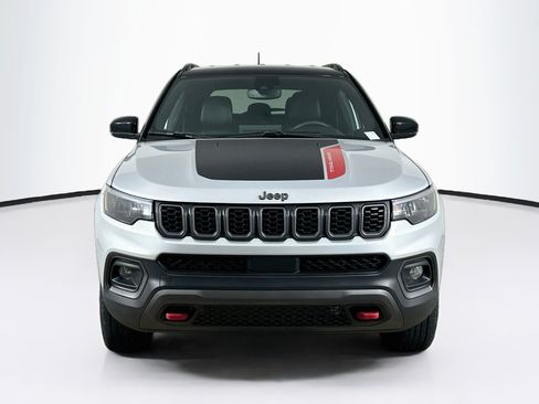 Used 2025 Jeep Compass Trailhawk AWD/4WD image 2