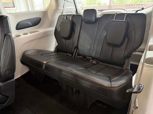 Used 2024 Chrysler Pacifica Touring-L FWD image 22