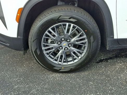 Used 2025 Chevrolet Traverse LT image 8