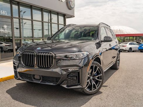 Used 2021 BMW X7 xDrive40i w/ M Sport Package AWD/4WD image 2