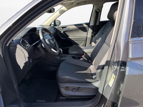 Used 2022 Volkswagen Tiguan SE w/ Panoramic Sunroof Package image 11