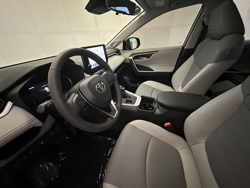 Used 2025 Toyota RAV4 XLE Premium image 21