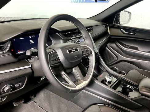 Used 2025 Jeep Grand Cherokee Altitude AWD/4WD image 10