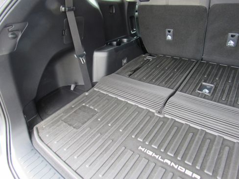 Used 2023 Toyota Highlander L FWD image 44