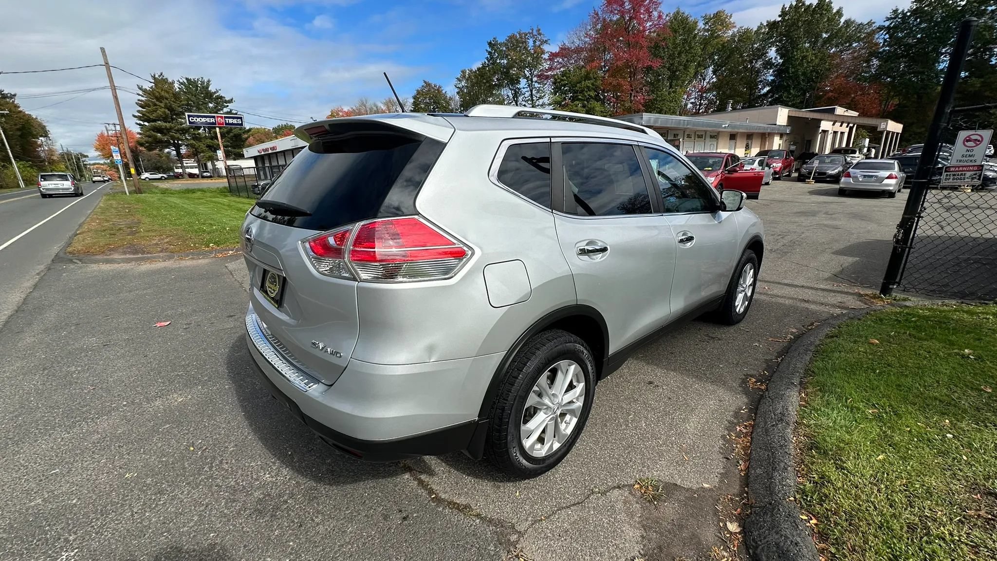 Used 2016 Nissan Rogue SV AWD/4WD image 5