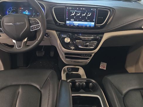 Used 2024 Chrysler Pacifica Limited FWD image 4