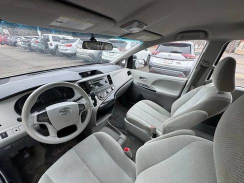 Used 2014 Toyota Sienna L FWD image 25
