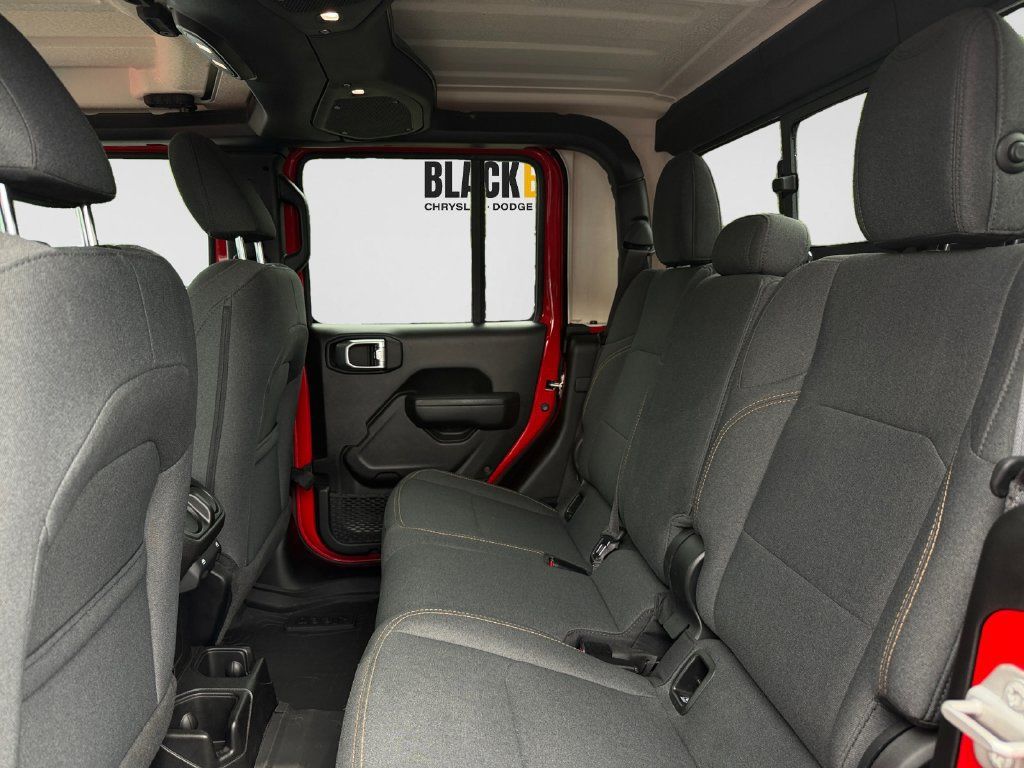Used 2024 Jeep Gladiator Mojave AWD/4WD image 9