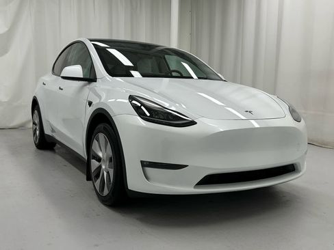 Used 2023 Tesla Model Y Long Range image 2