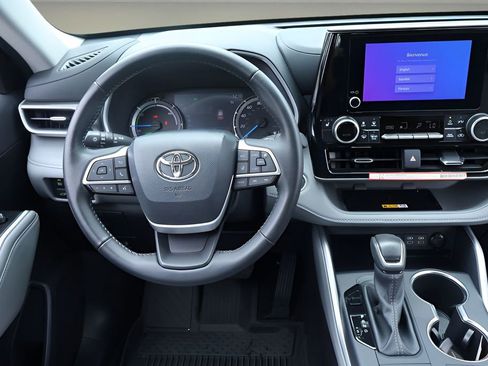 Certified 2025 Toyota Highlander XLE AWD/4WD image 14
