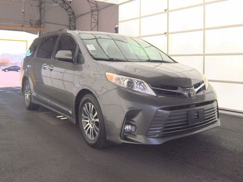 Used 2019 Toyota Sienna XLE w/ XLE Navigation Package image 2