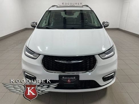 Used 2023 Chrysler Pacifica Limited FWD image 2