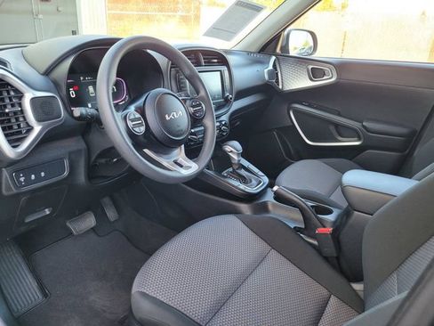 Used 2025 Kia Soul LX w/ LX Technology Package FWD image 12