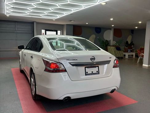 Used 2015 Nissan Altima 2.5 SV w/ Convenience Package FWD image 4