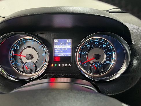 Used 2016 Chrysler Town & Country Touring image 18