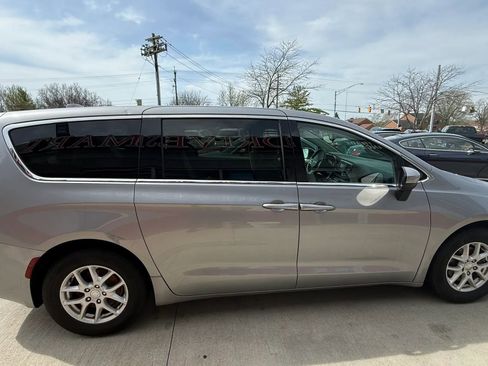 Used 2017 Chrysler Pacifica LX image 8