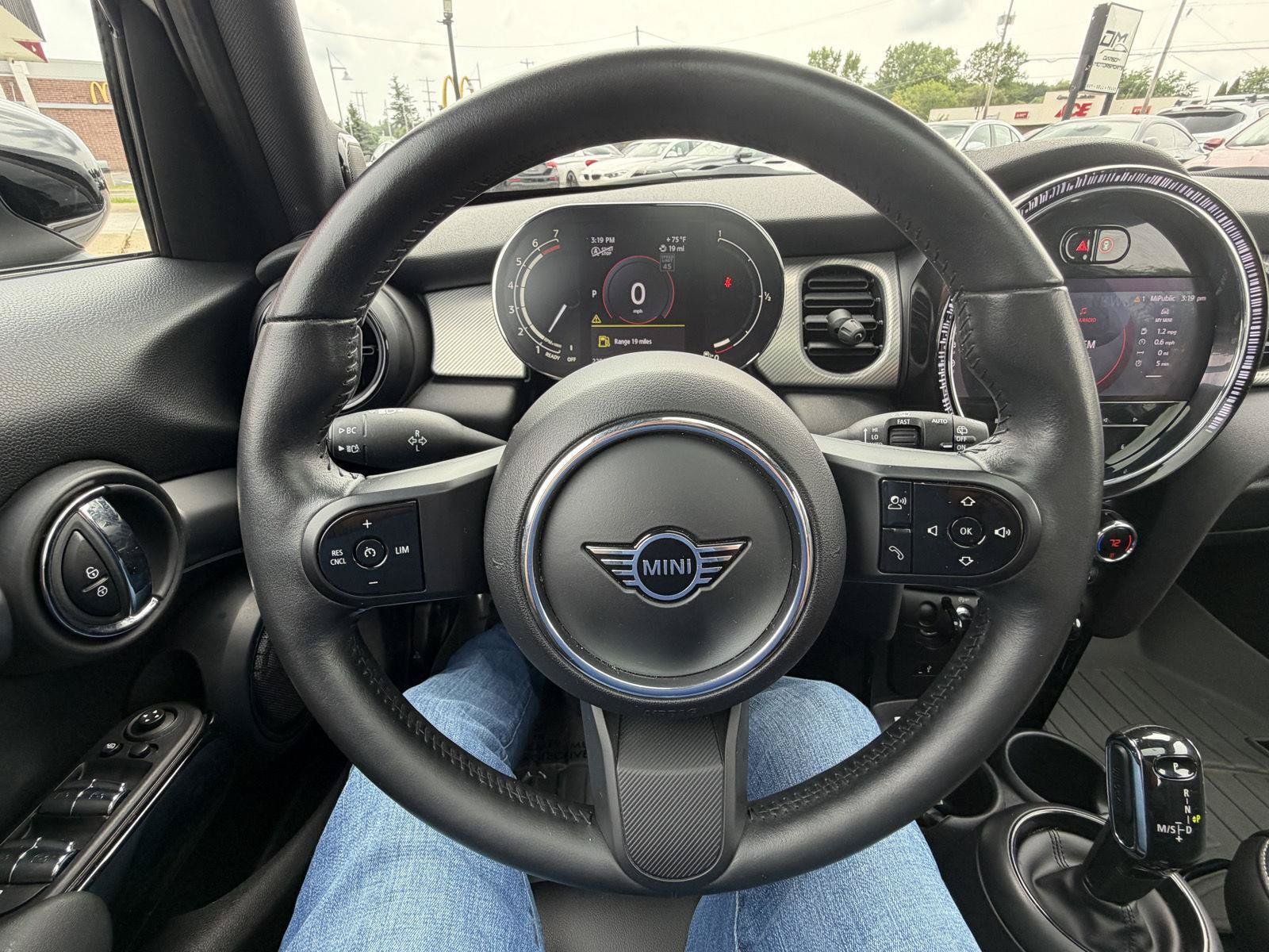 Used 2022 MINI Cooper 4-Door Hardtop w/ Premium Package FWD image 15