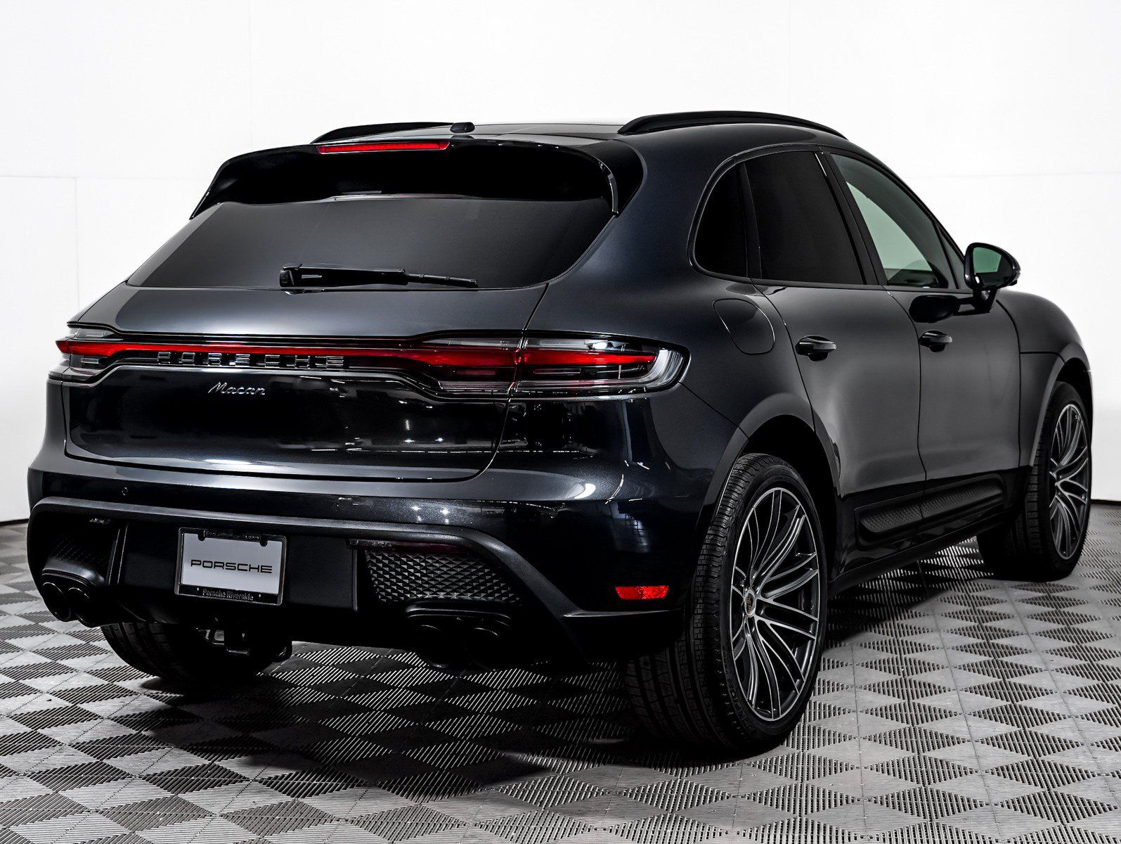 Certified 2024 Porsche Macan AWD/4WD image 10