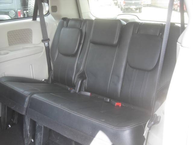 Used 2014 Chrysler Town & Country Touring FWD image 14