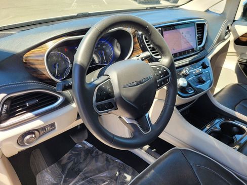 Used 2023 Chrysler Pacifica Limited FWD image 12