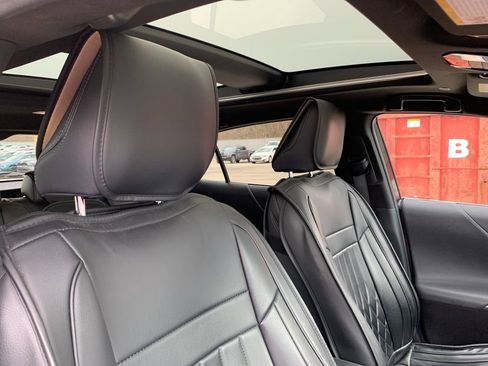 Used 2023 Toyota Venza Limited image 20