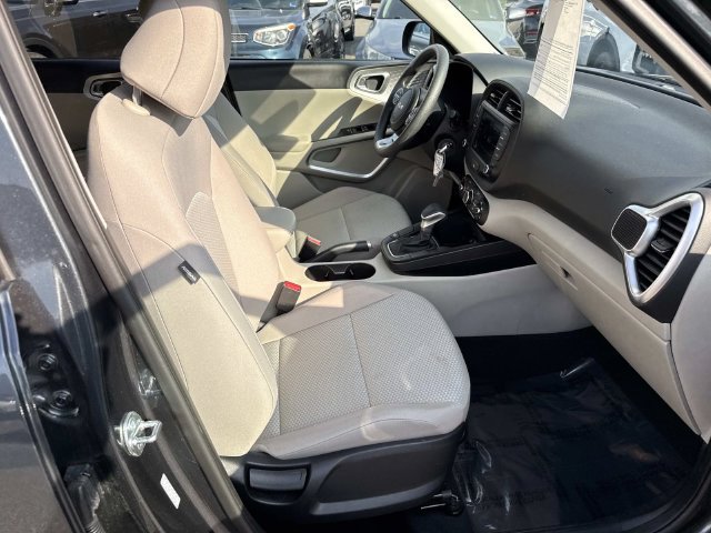 Used 2025 Kia Soul LX w/ LX Technology Package FWD image 9