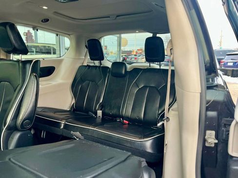 Used 2021 Chrysler Pacifica Limited w/ Uconnect Theater Family Group image 14