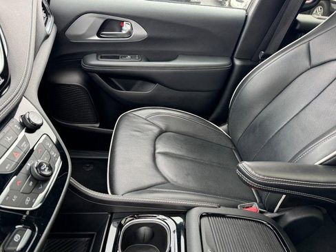 Used 2025 Chrysler Pacifica Limited image 15