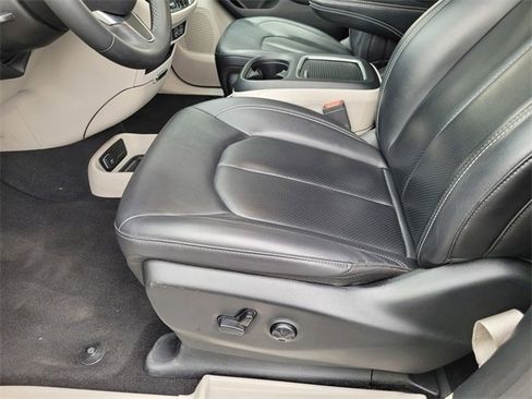 Certified 2024 Chrysler Pacifica Select image 15