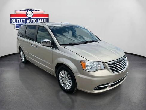Used 2014 Chrysler Town & Country Limited w/ Luxury Group FWD image 1
