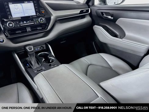 Used 2022 Toyota Highlander XLE AWD/4WD image 23