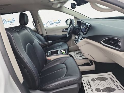 Used 2024 Chrysler Pacifica Touring-L image 13