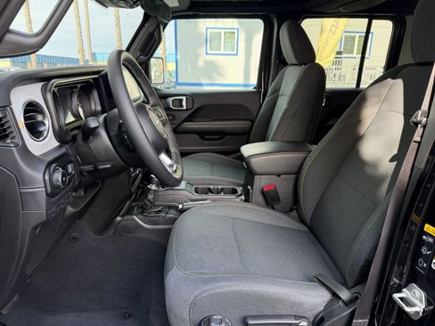 Used 2025 Jeep Wrangler Sahara image 25