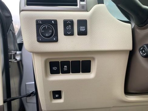 Used 2016 Lexus GX 460 w/ Premium Package image 26