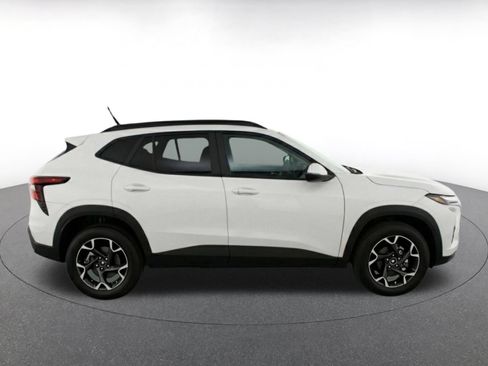 Used 2025 Chevrolet Trax LT FWD image 14