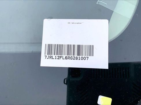 Used 2024 Volvo S60 B5 Plus image 32