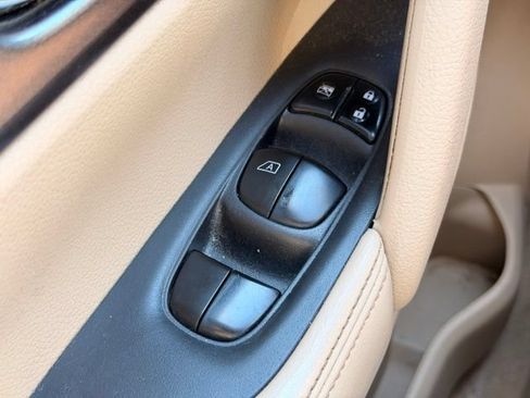 Used 2015 Nissan Rogue SV FWD image 22