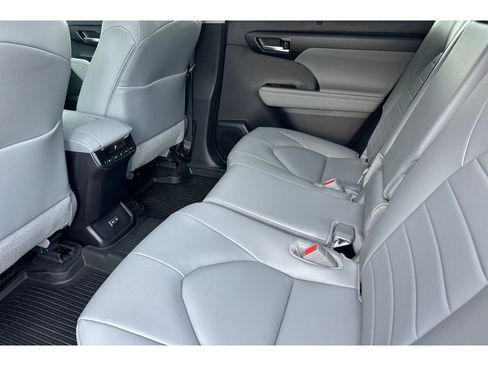New 2026 Toyota Highlander XLE image 13