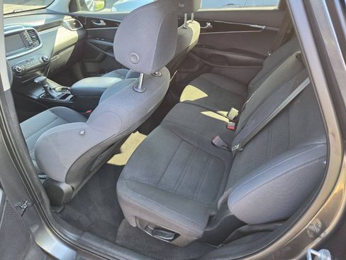 Used 2020 Kia Sorento LX FWD image 8