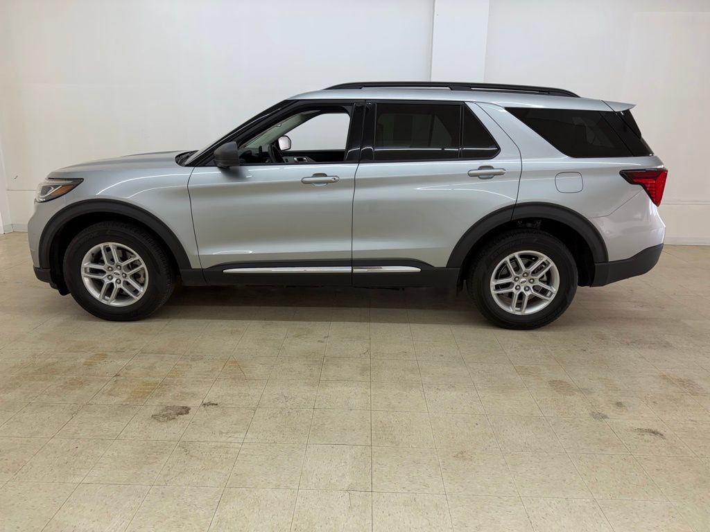 Used 2025 Ford Explorer Active AWD/4WD image 2